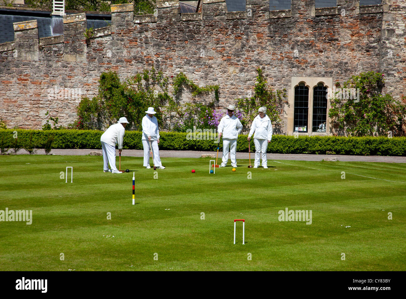 Au croquet sur la pelouse à l'intérieur de la Bishop's Palace à Wells, Somerset, England, UK Banque D'Images