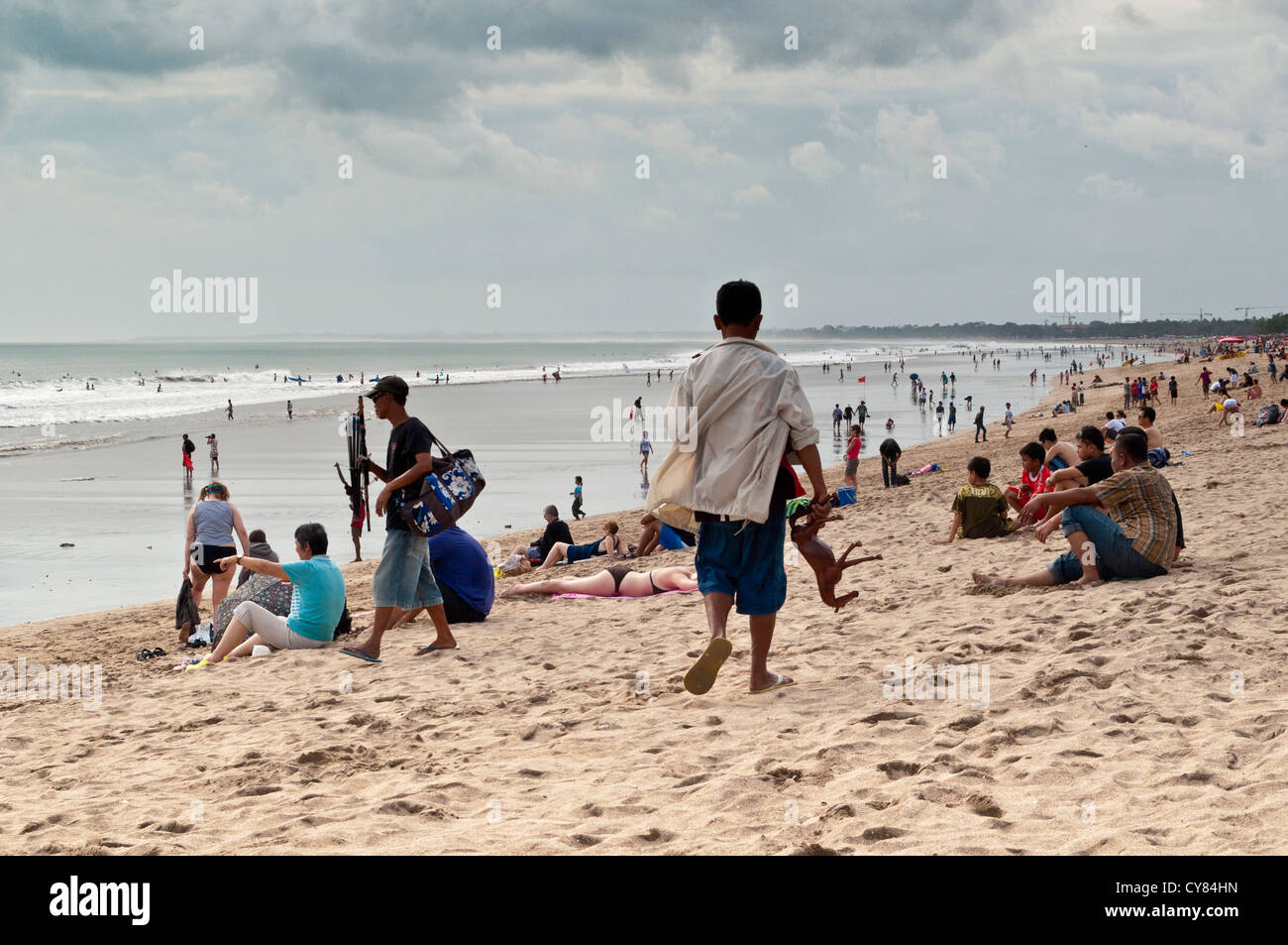 Les touristes sur la plage de Kuta Banque D'Images