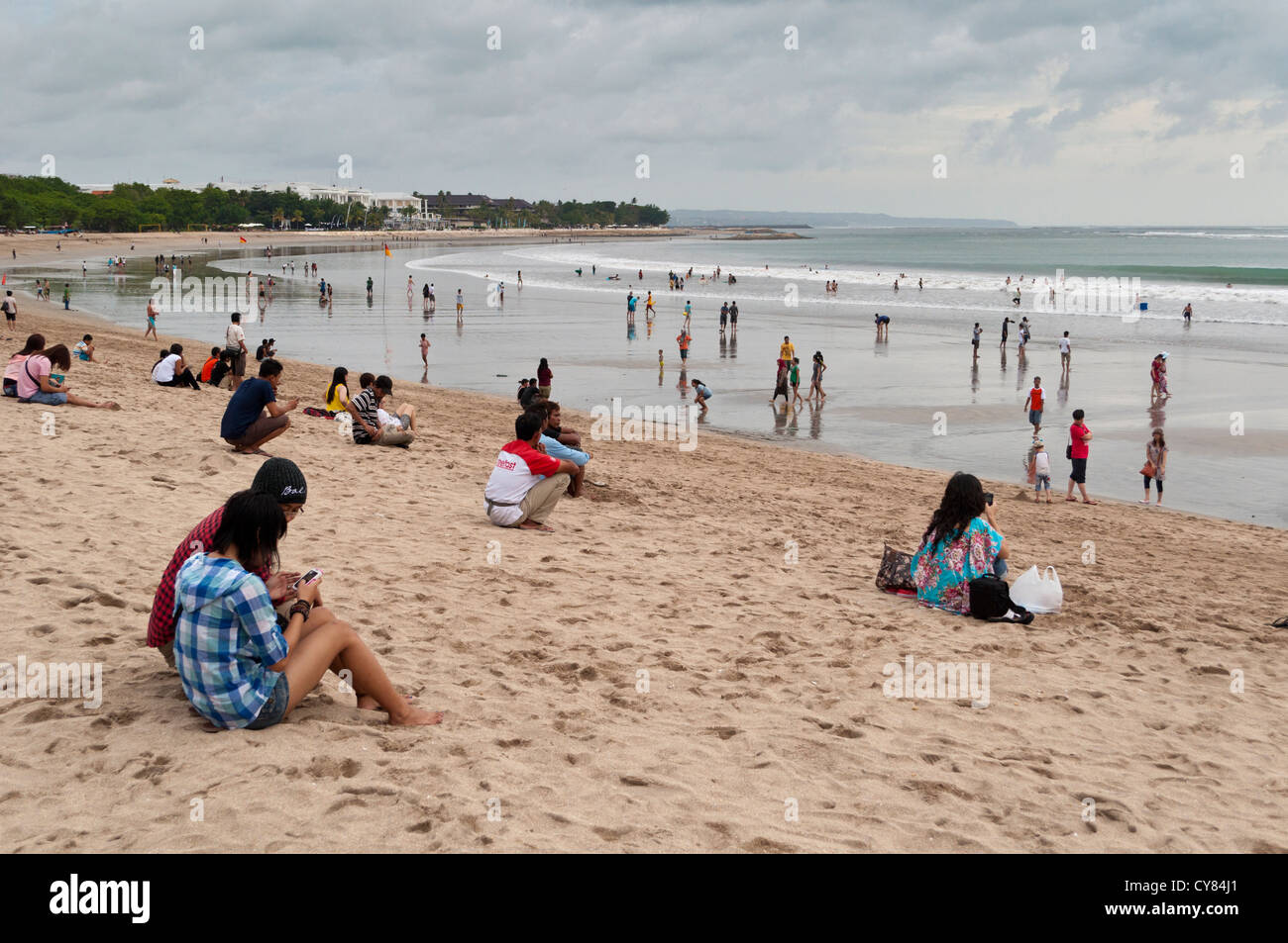 Les touristes sur la plage de Kuta Banque D'Images