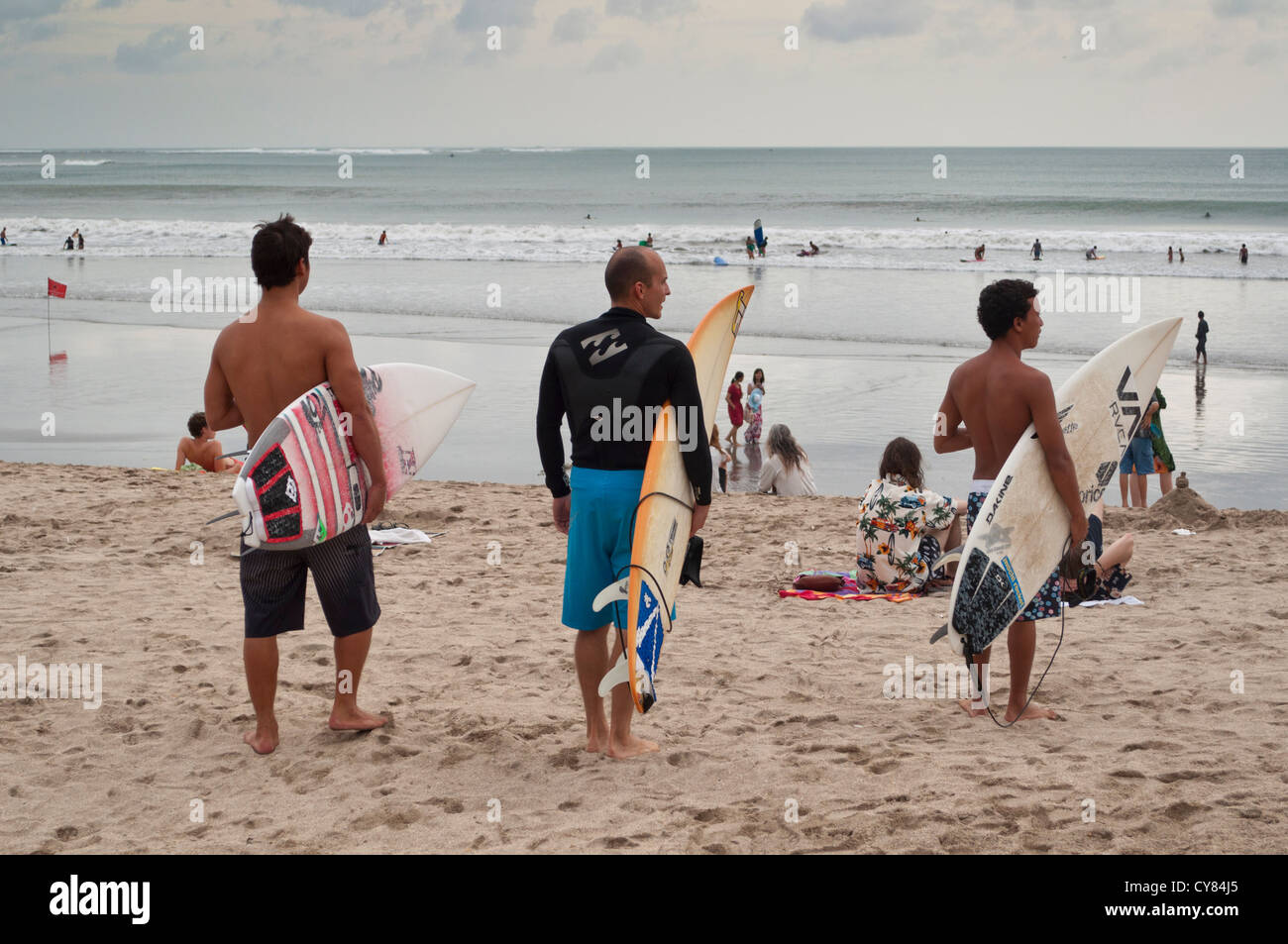 Les surfeurs sur la plage de Kuta Banque D'Images