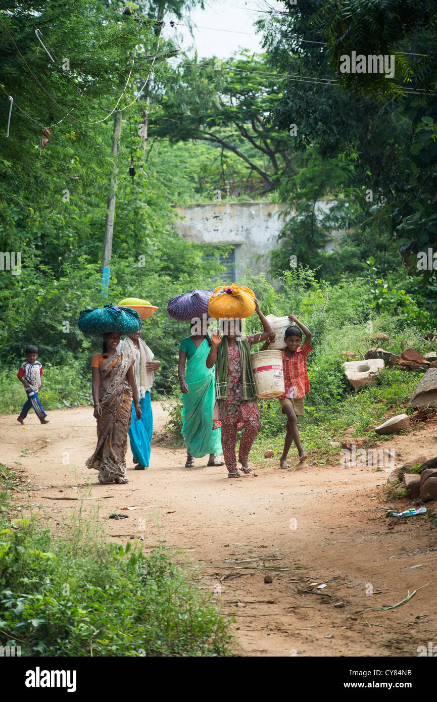 Groupe de femmes indiennes transportant le lavage pour un village de la pompe à eau. L'Andhra Pradesh. L'Inde Banque D'Images