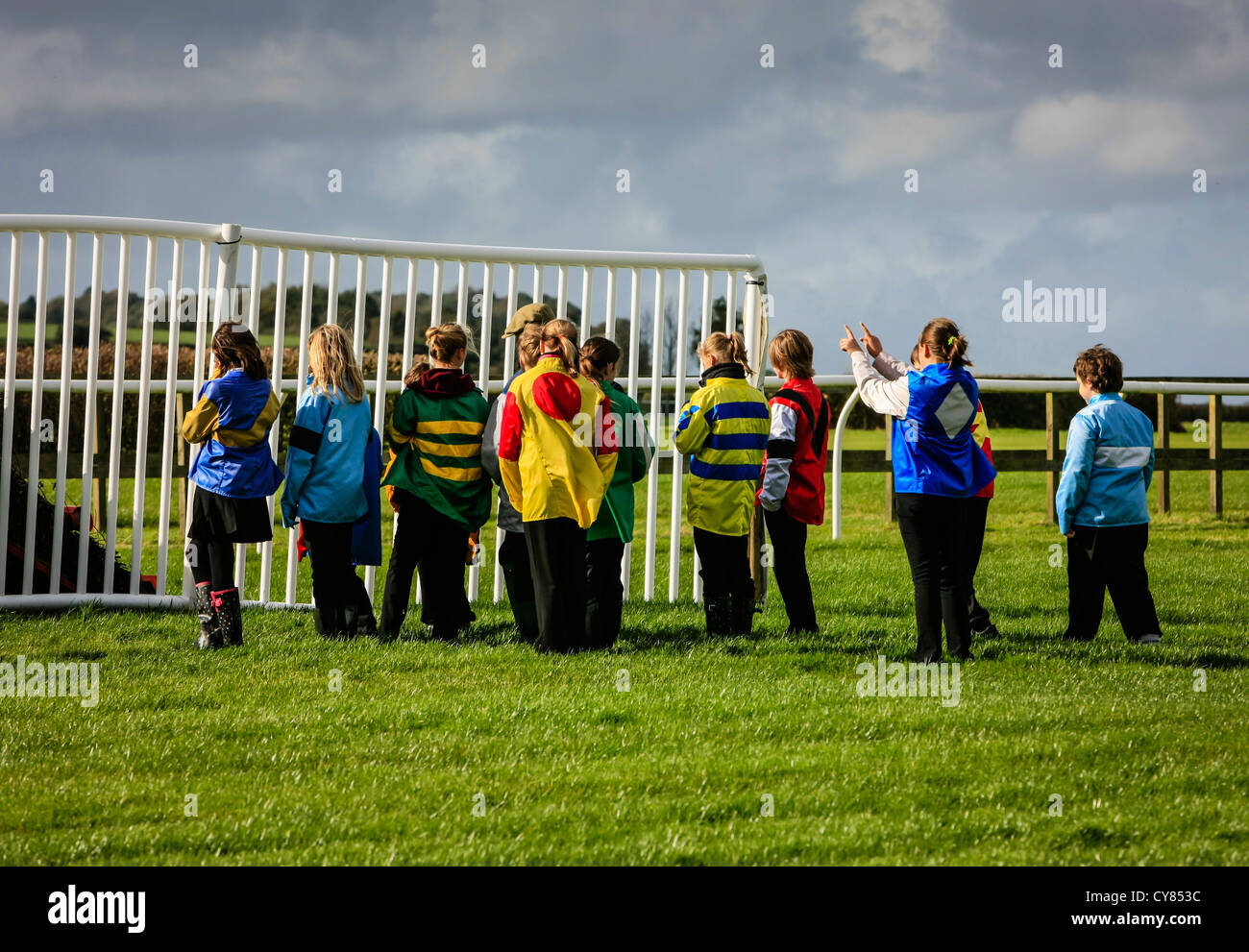 Les enfants de l'école venez profiter d'une journée à une piste de course de chevaux en Angleterre Banque D'Images