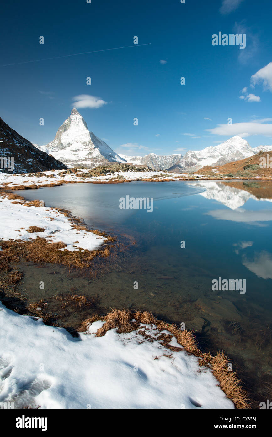 Avec Riffelsee Cervin, Dent Blanche et l'Obergabelhorn des pics de montagne, Zermatt, Suisse Banque D'Images
