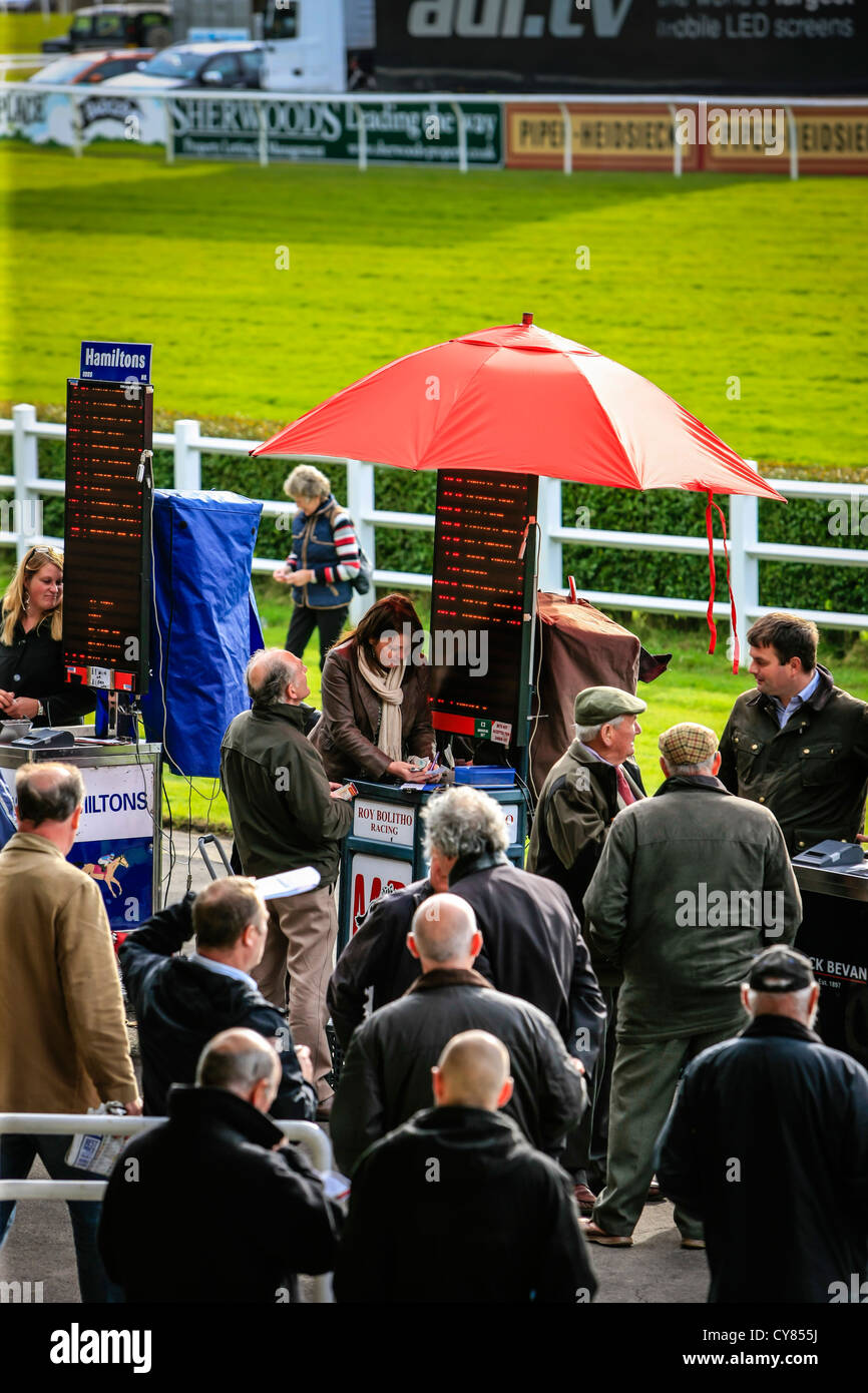 Les gens à Paris l'Hippodrome de Wincanton en Somerset Banque D'Images