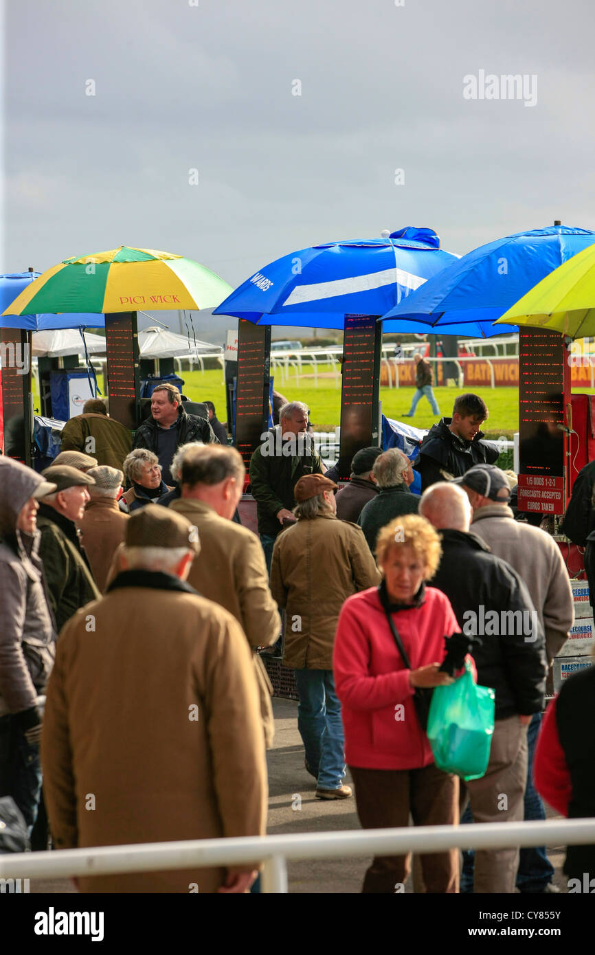 Les gens à Paris l'Hippodrome de Wincanton en Somerset Banque D'Images