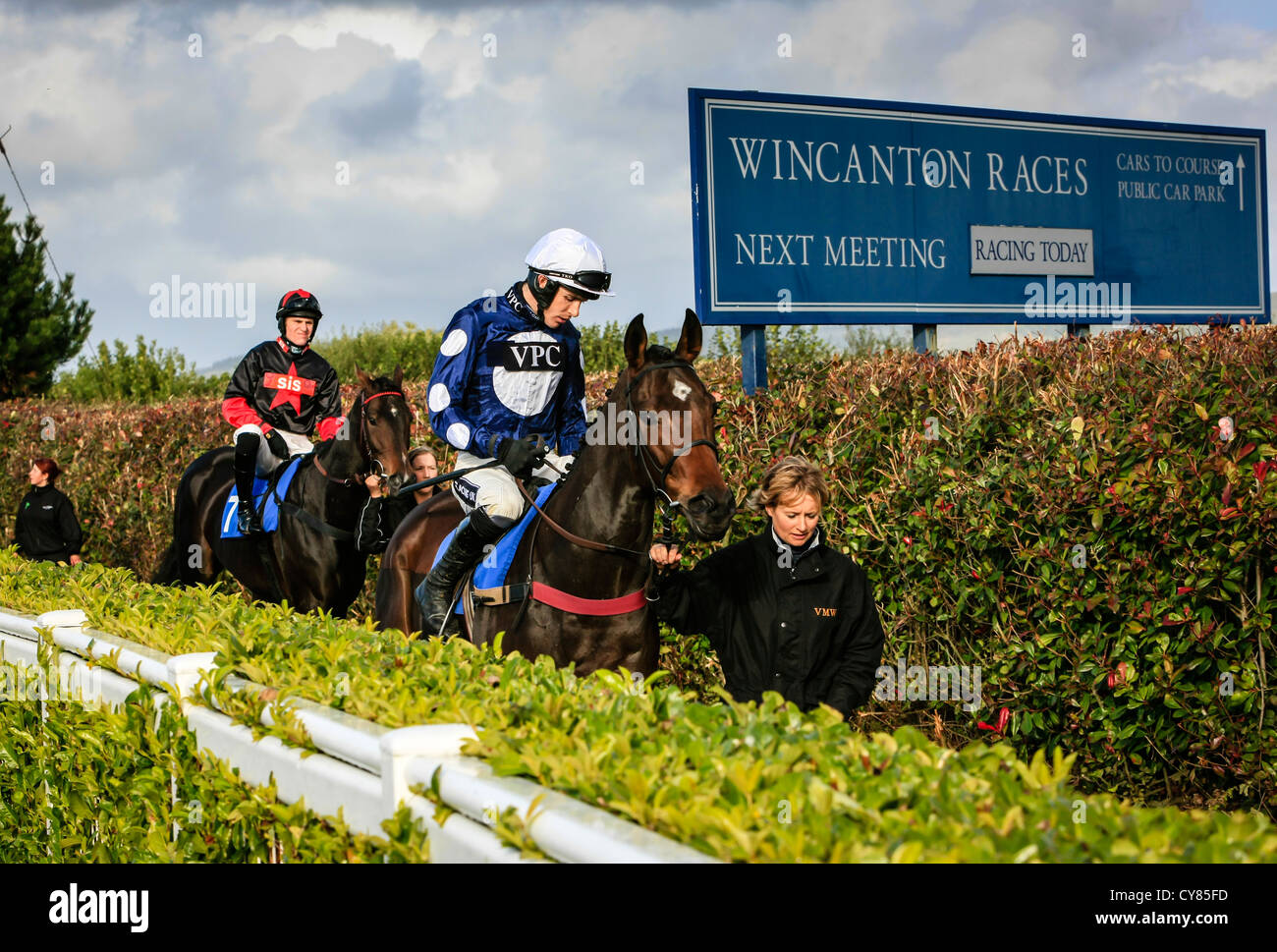 Horse and Jockey étant ont défilé autour de l'hippodrome de Wincanton à parieurs Banque D'Images