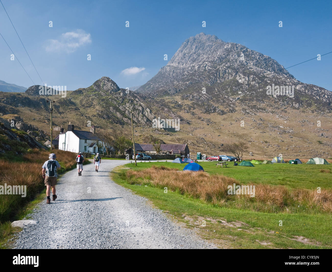 Hill promeneurs au camping de Gwern Gof Uchaf chef de la montagne du Parc National de Snowdonia en Tryfan Banque D'Images