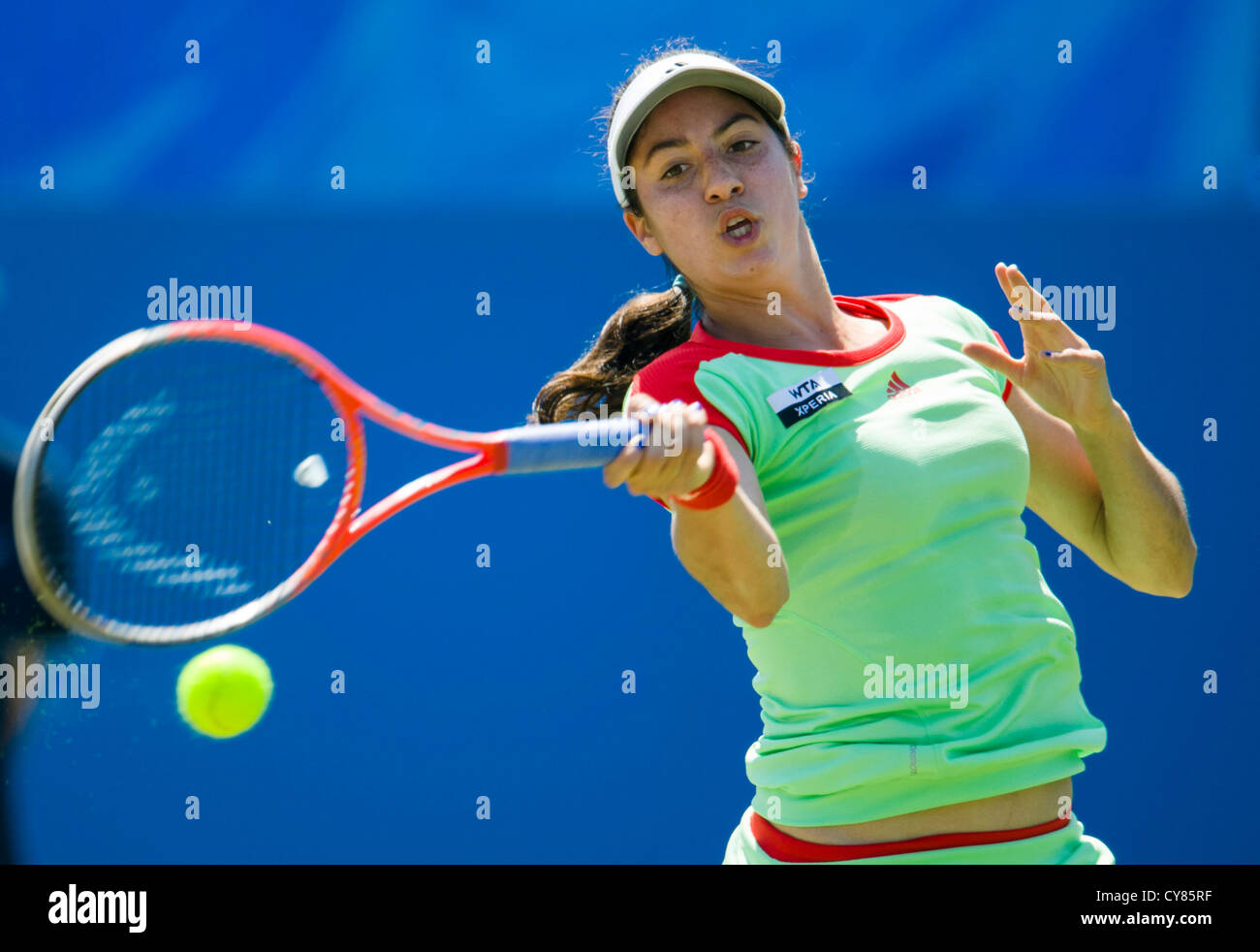 Christina Mchale en action jouant d'une main à main avant coup. Banque D'Images