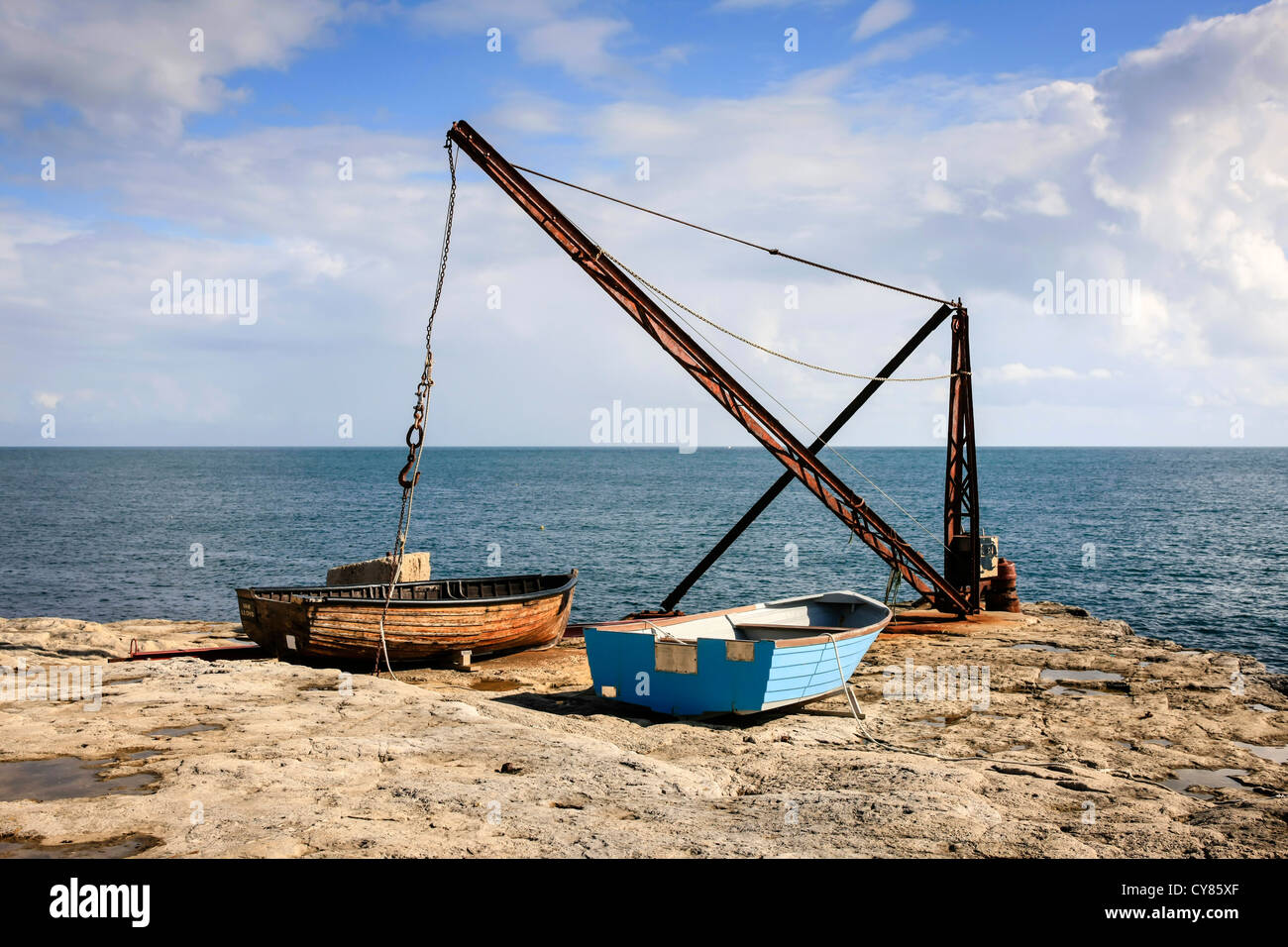 Un petit bateau grue pour sortir les bateaux sur la falaise à Portland Dorset Banque D'Images