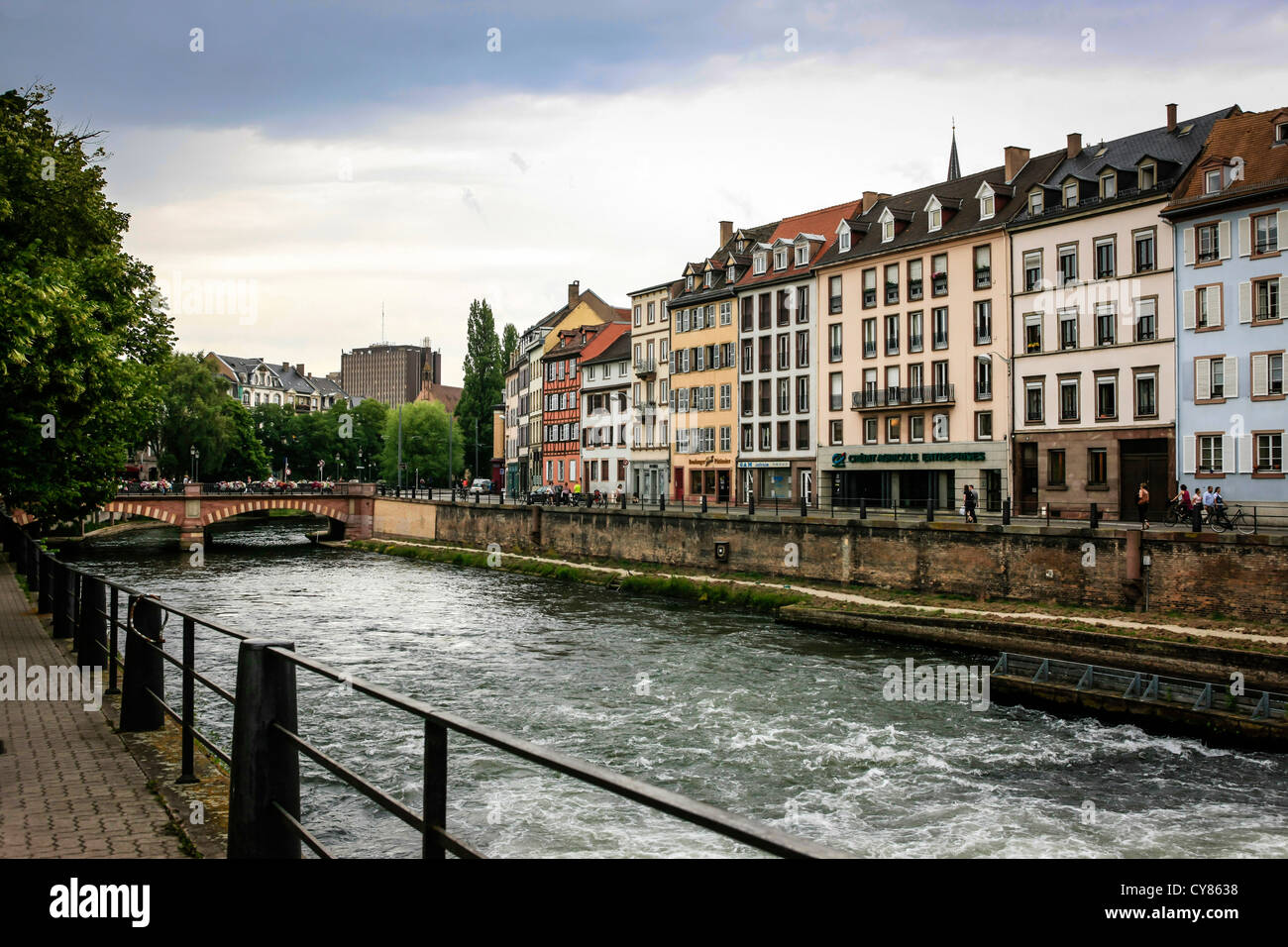 Regardant les bâtiments médiévaux le long du quai des Bateliers sur les rives de la rivière L'ill à Strasbourg Banque D'Images