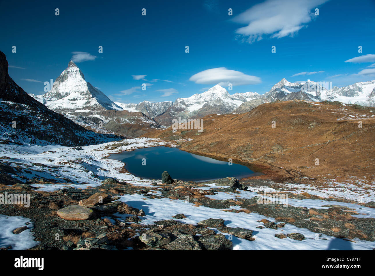 Avec Riffelsee Cervin, Dent Blanche et l'Obergabelhorn des pics de montagne, Zermatt, Suisse Banque D'Images