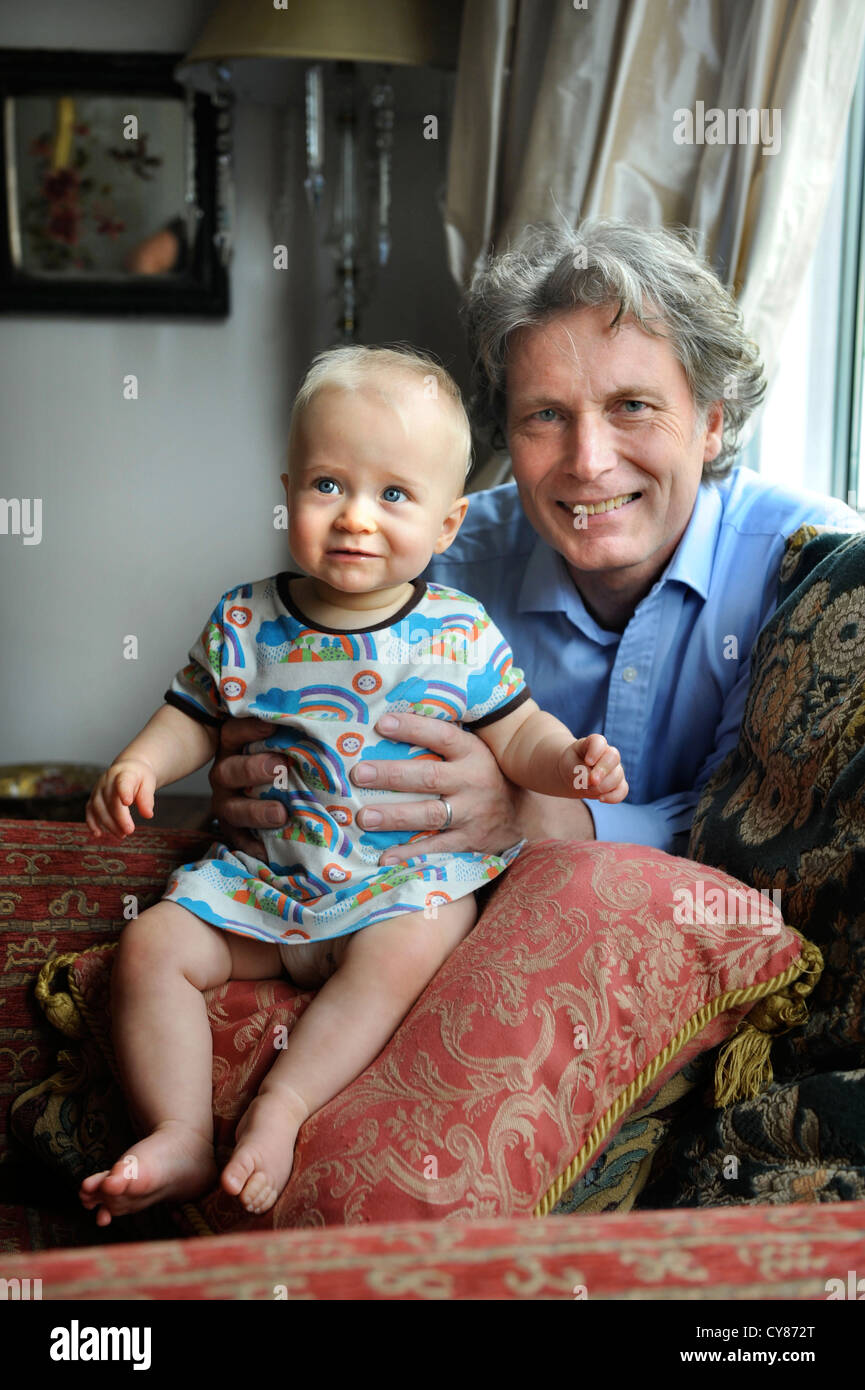 Un père d'âge moyen avec son bébé UK Banque D'Images