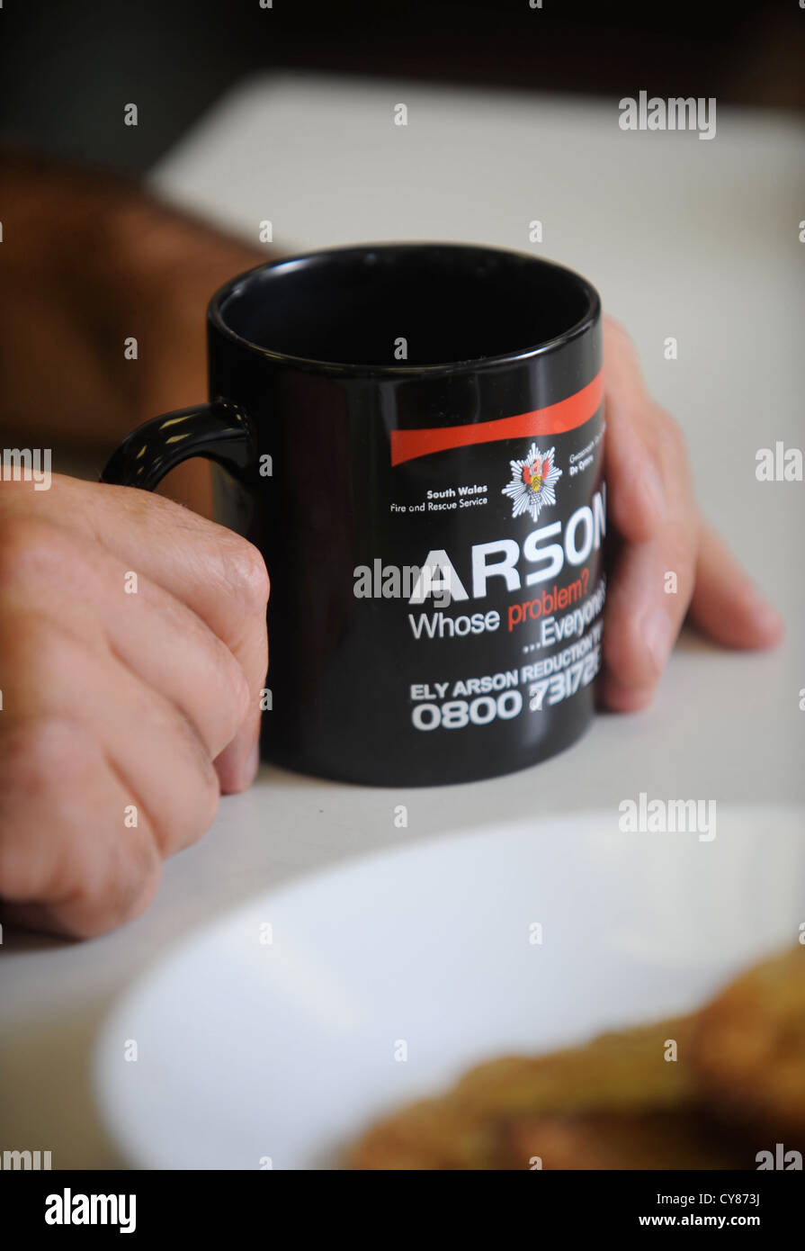 Re. Fireman de white watch à Pontypridd Fire Station en S Wales - détail d'une tasse de thé au cours d'une pause d'une franchise Banque D'Images