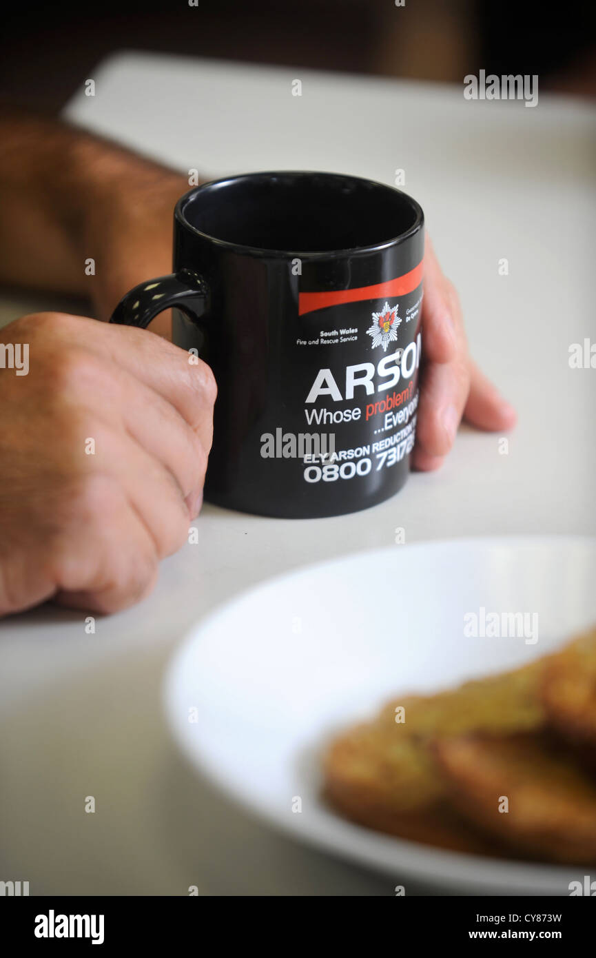 Re. Fireman de white watch à Pontypridd Fire Station en S Wales - détail d'une tasse de thé au cours d'une pause d'une franchise Banque D'Images