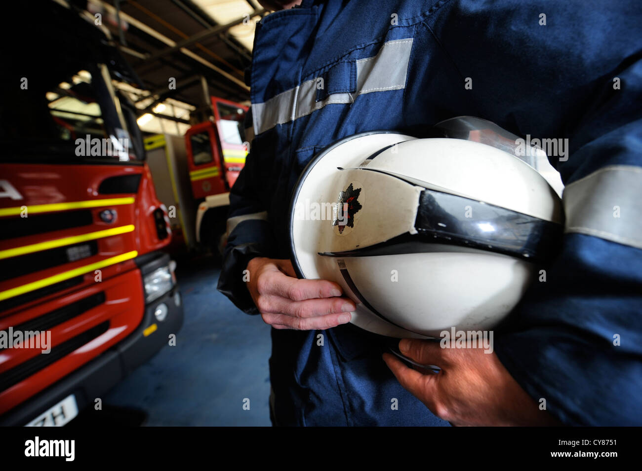 Re. Fireman de white watch à Pontypridd Fire Station en S Wales - détail de firemans helmet Banque D'Images