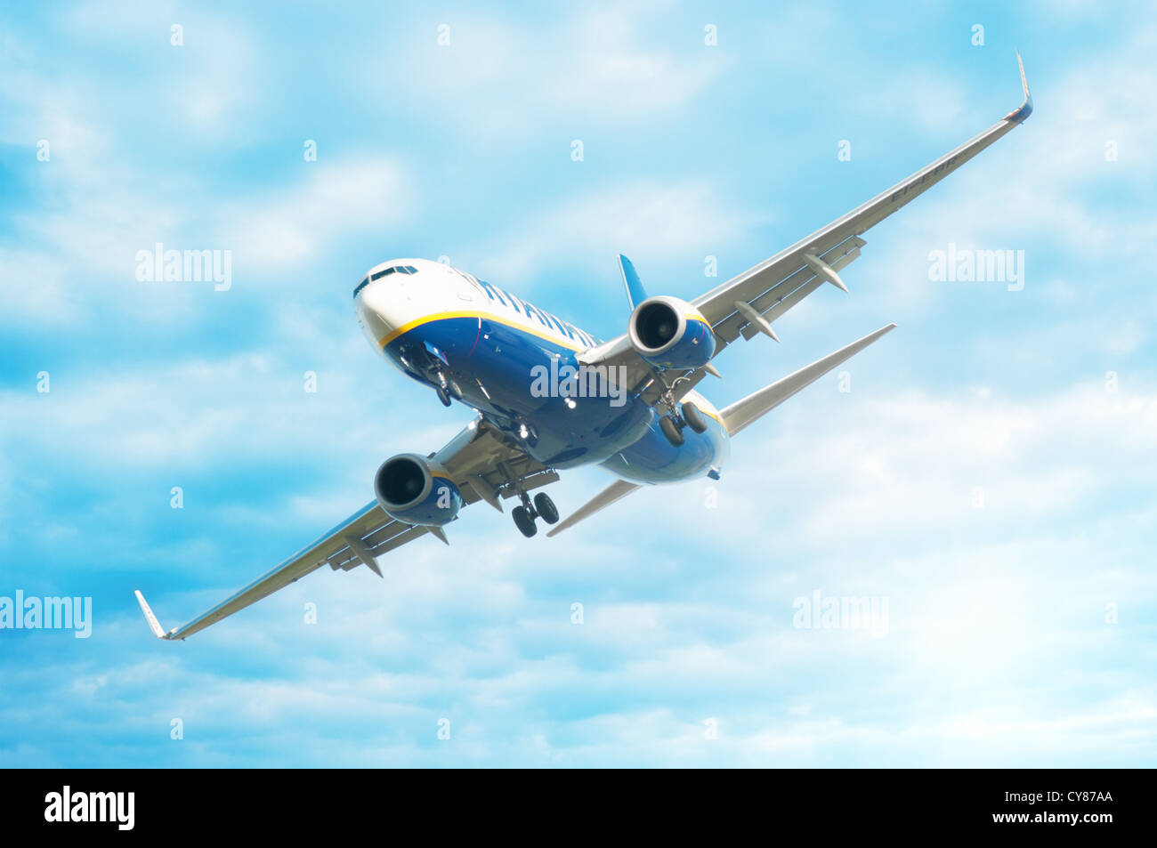Vol d'un avion de Ryanair dans l'air Banque D'Images