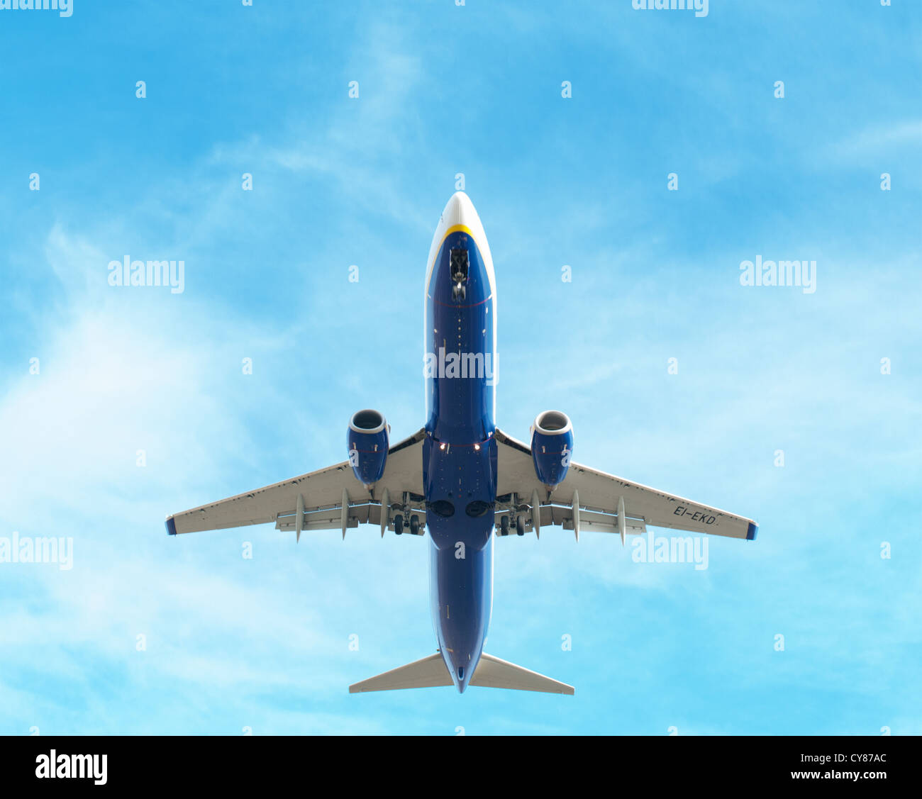 Vol d'un avion de Ryanair dans l'air Banque D'Images