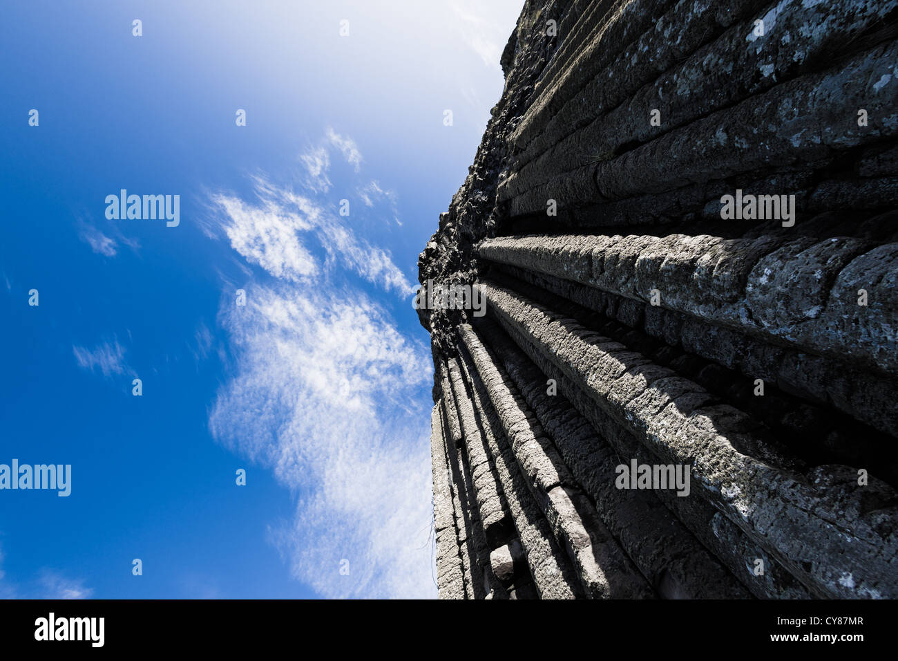 Les colonnes de basalte de la Chaussée des Géants contre le ciel bleu, le comté d'Antrim, en Irlande du Nord Banque D'Images