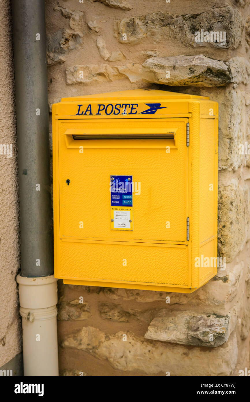Boite aux lettres jaune francaise Banque de photographies et d'images à  haute résolution - Alamy