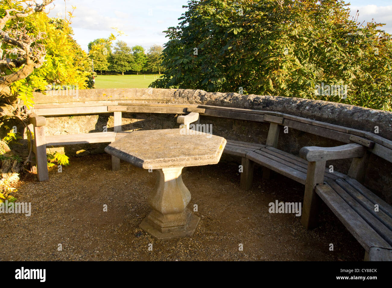 La table en pierre dans le parc du Collège Merton d'Oxford. C S Lewis aurait eu cela à l'esprit lors de l'écriture le lion la sorcière blanche et l'armoire. Banque D'Images