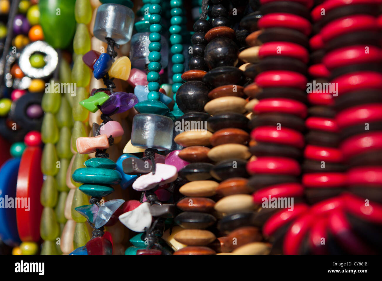 Les bijoux à vendre à Mindle Beach Sunset marché. Darwin, Territoire du Nord, Australie Banque D'Images