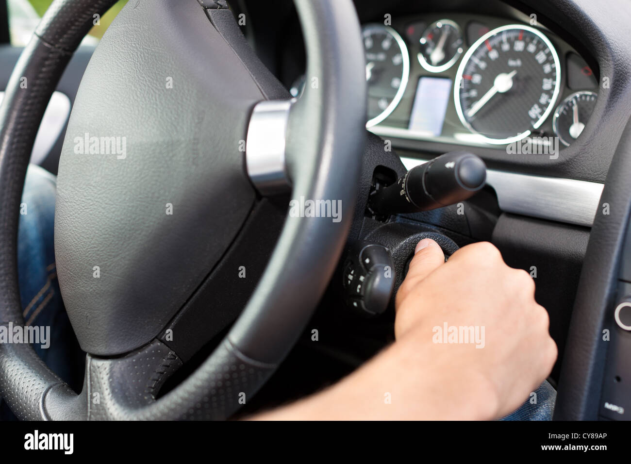 L'homme tournant la clé de contact de sa voiture Banque D'Images