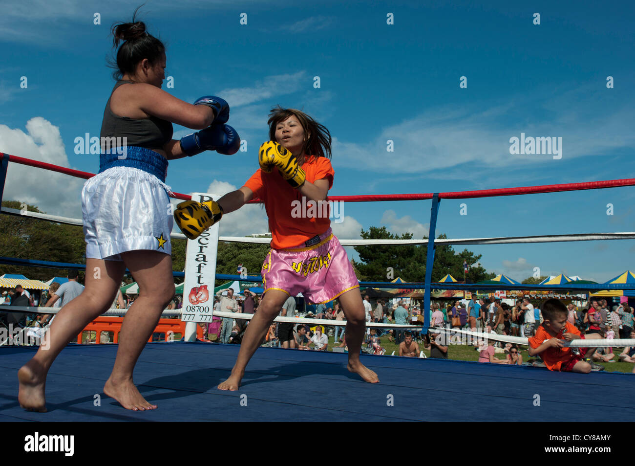 Muay Thai Boxing affichage à la 7ème édition des aliments et de l'artisanat Thaï Festival, Southsea, Portsmouth. Banque D'Images