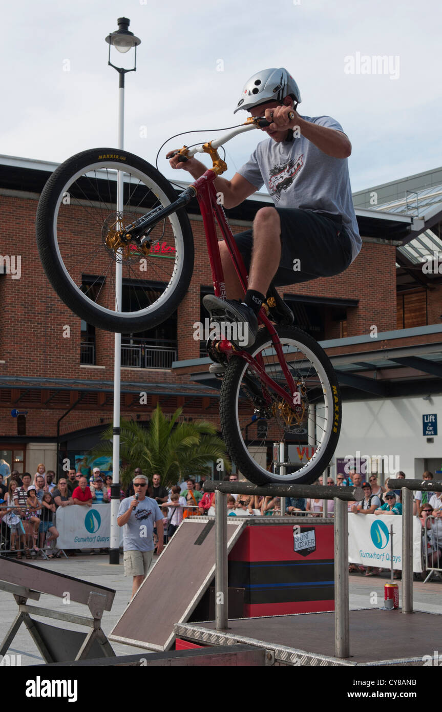 Gravité Zéro effectué les cascades sur des VTT à GUNWHARF QUAYS, Portsmouth. Image prise le 12 août Banque D'Images