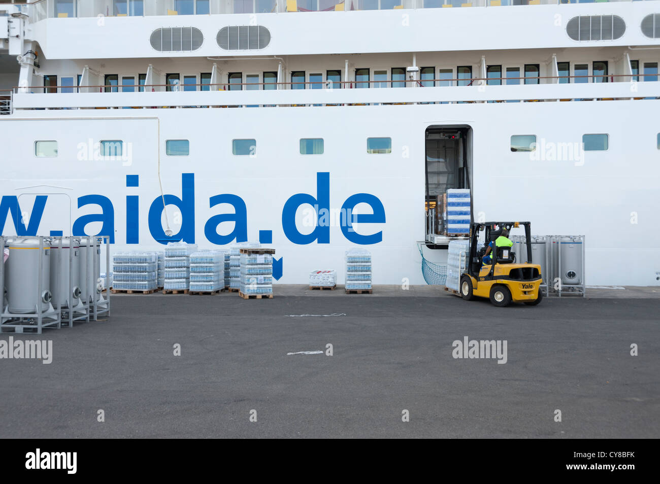 Bateau de croisière Aida sol d'être approvisionné en suppllies au docks à Las Palmas Gran Canaria Îles Canaries Espagne Banque D'Images