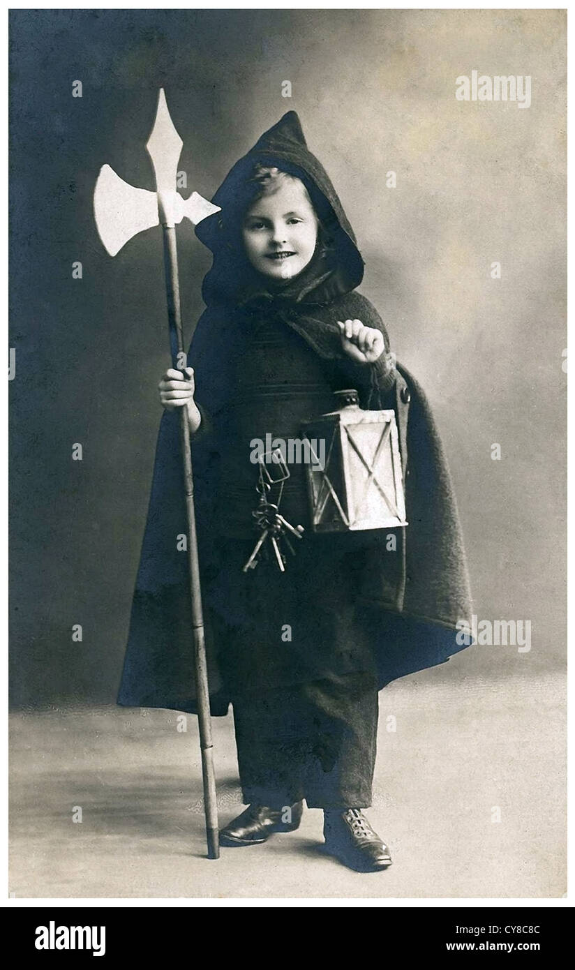 Garçon dans un manteau noir Banque D'Images