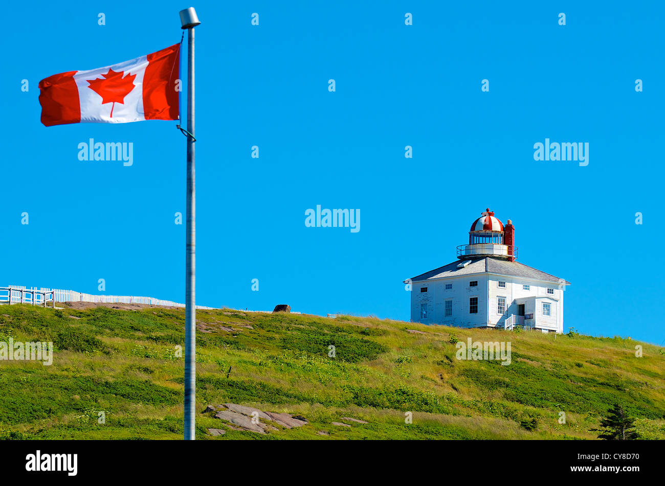 Le phare du cap Spear avec drapeau canadien Banque D'Images