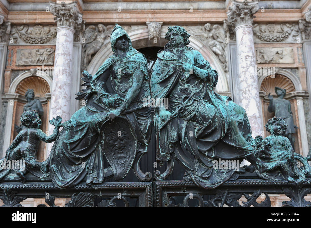 Fer à repasser à l'extérieur de la sculpture figurine clocher, la Place Saint-Marc, Venise, Italie. Banque D'Images