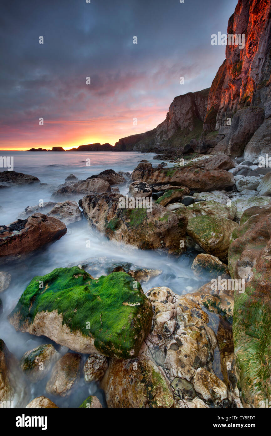 Larrybane sur l'Antrim capturé au lever du soleil. L'Irlande du Nord. Banque D'Images