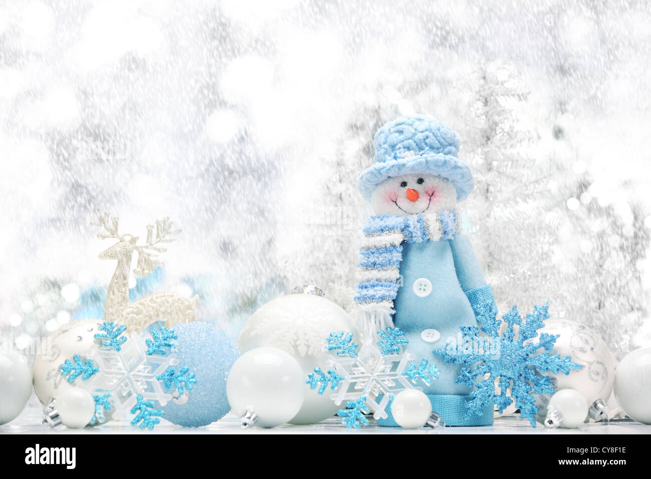 Le Snowman et décorations de Noël dans la neige. Banque D'Images Le Snowman et décorations de Noël dans la neige. Banque D'Images
