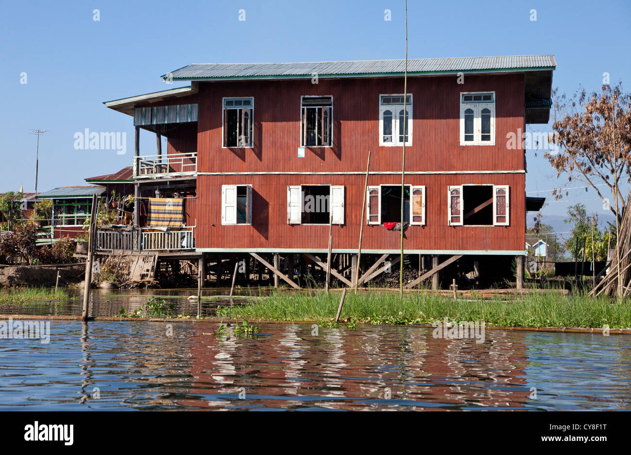 Le Myanmar, Birmanie. Maisons sur pilotis, au Lac Inle Village, l'État Shan. Banque D'Images