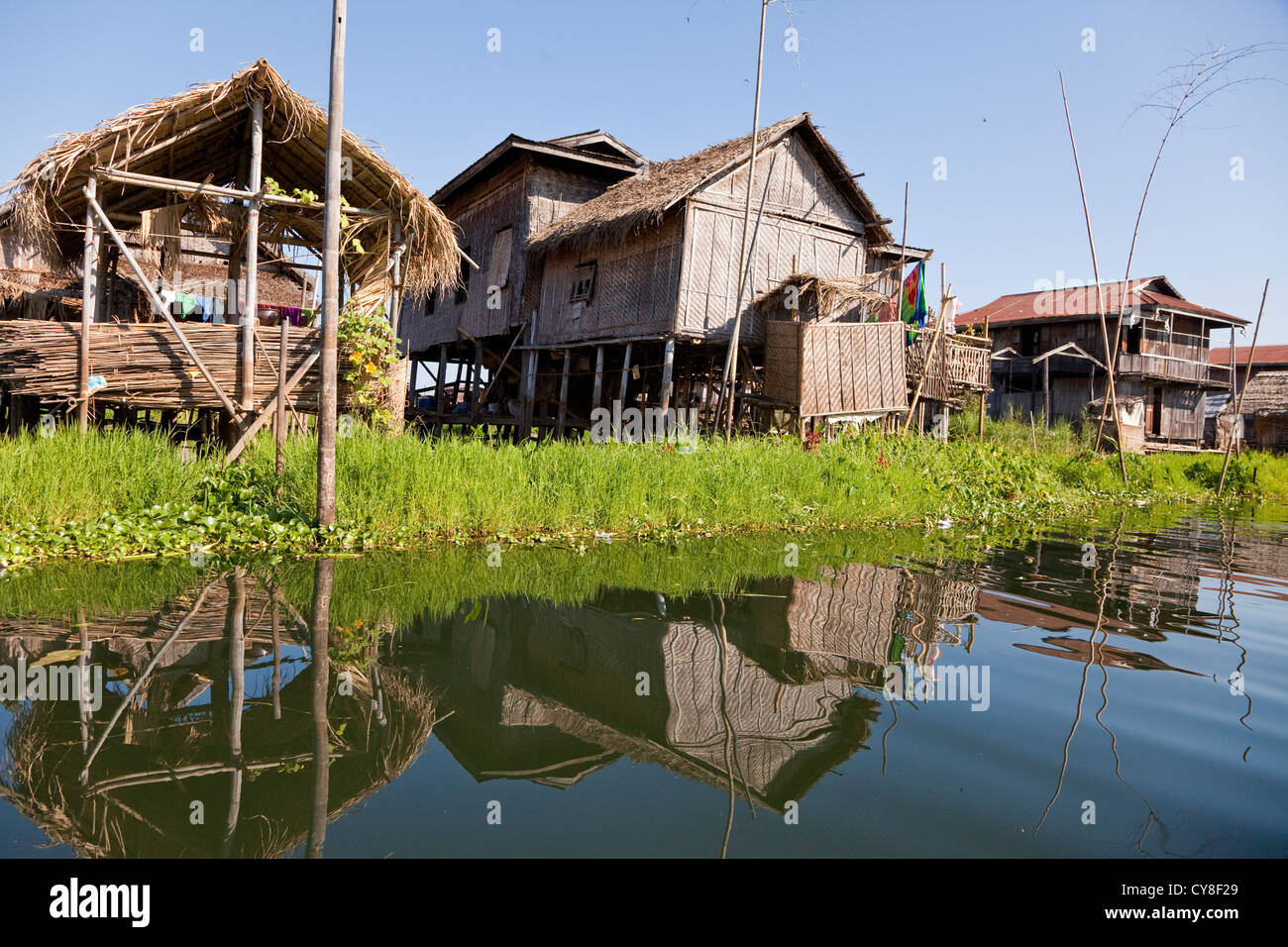 Le Myanmar, Birmanie. Maisons sur pilotis, au Lac Inle Village, l'État Shan. Banque D'Images