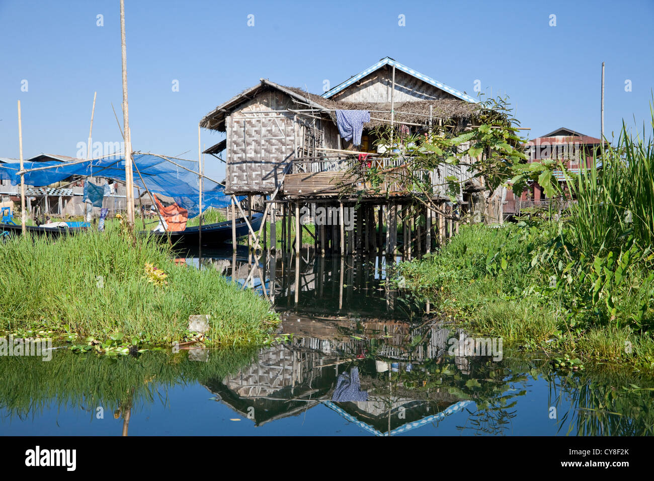 Le Myanmar, Birmanie. Maisons sur pilotis, au Lac Inle Village, l'État Shan. Banque D'Images