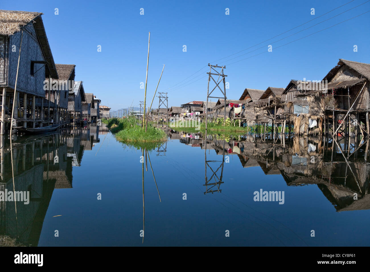 Le Myanmar, Birmanie. Village d'eau, maisons sur pilotis, au Lac Inle, l'État Shan. Banque D'Images