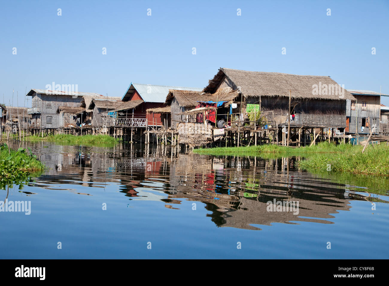 Le Myanmar, Birmanie. Village d'eau, maisons sur pilotis, au Lac Inle, l'État Shan. Banque D'Images