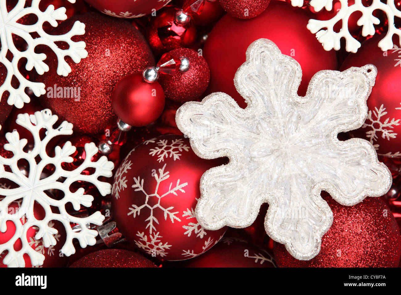 Flocon de neige et boules de Noël rouge Banque D'Images