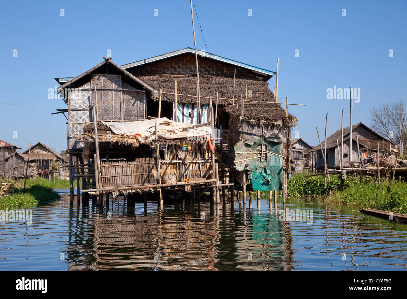 Le Myanmar, Birmanie. Maison de village sur pilotis, au Lac Inle, l'État Shan. Banque D'Images