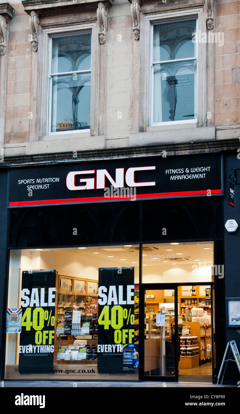 Façade et porte d'entrée du GNC (General Nutrition Centers) boutique dans le centre de Glasgow. Il vend des vitamines, sports nutrition Banque D'Images