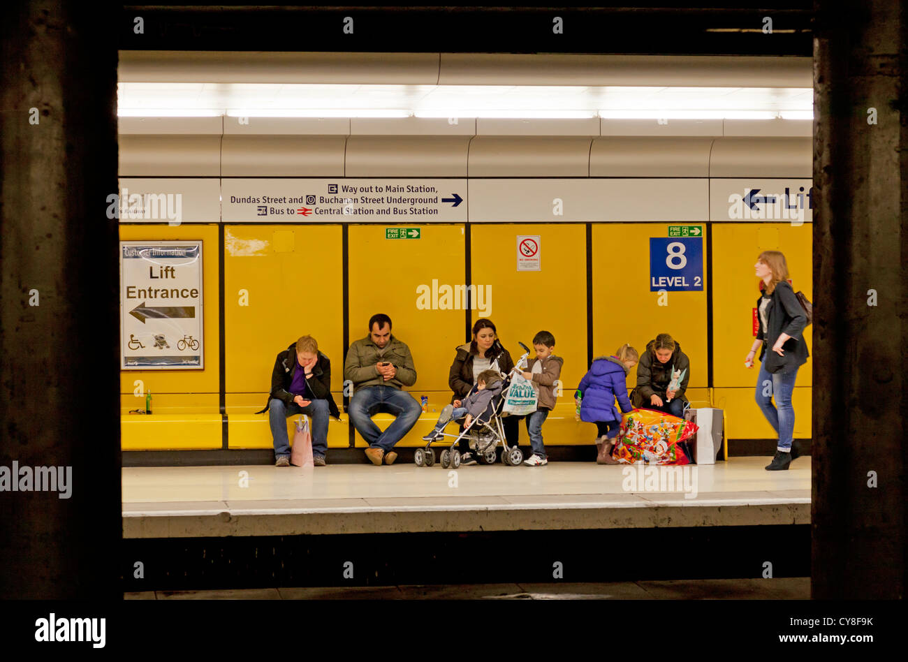 Les passagers qui attendent à un niveau inférieur dans la plate-forme la gare Queen Street de Glasgow, Écosse, Royaume-Uni Banque D'Images