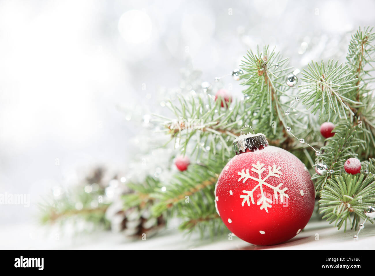 Libre de boule de Noël avec la direction générale de pin sur fond abstrait. Banque D'Images