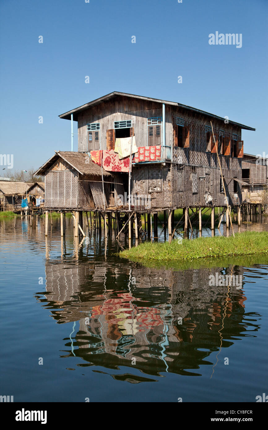 Le Myanmar, Birmanie. Maisons de village sur pilotis, au Lac Inle, l'État Shan. Banque D'Images