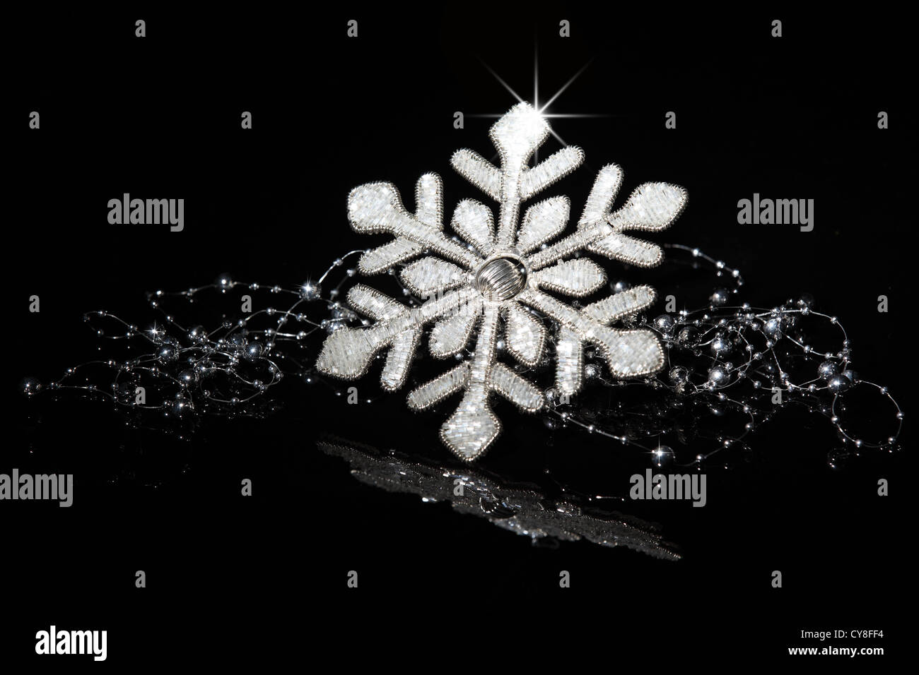Flocon paillettes sur fond noir. Banque D'Images