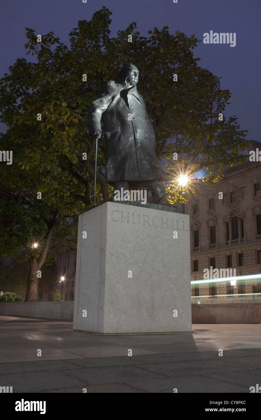 Winston Churchill statue à la place du Parlement, Londres Banque D'Images