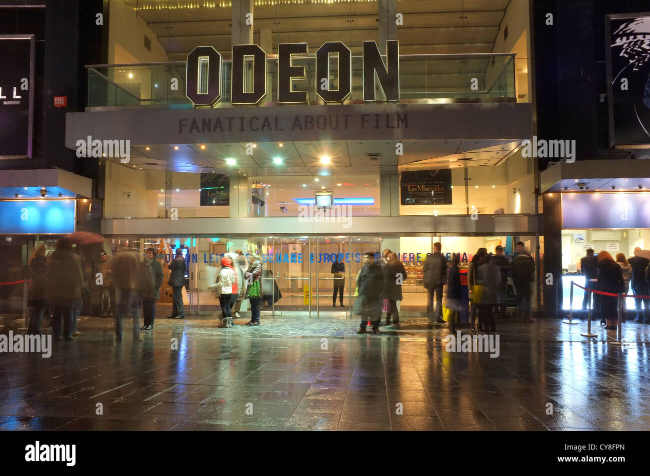 Cinéma Odéon avec les gens se sont réunis à l'extérieur dans la région de Leicester Square, Londres Banque D'Images