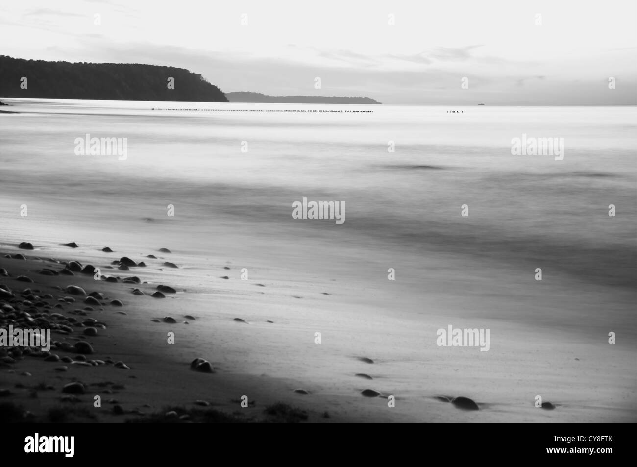 Le silence de la mer de brouillard cloudscape plage avec brise-lames Banque D'Images