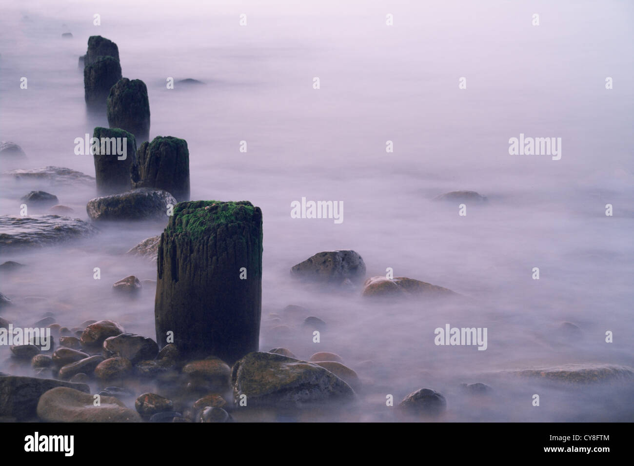 La vieille mer avec brise-lames de pierre mouillée Banque D'Images